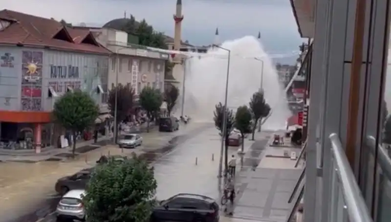İçme Suyu Hattı Patladı: Sokaklarda Su Gökkuşağı Gibi Fışkırdı!