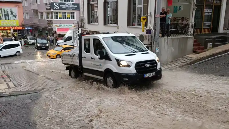 Ani Sağanak Yağışları: Şehirde 10 Dakikada Su Baskınları İle Mücadele