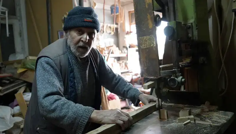 87 Yaşında Zanaatına Tutkulu Bir Bağlam: El Emeği Sanatını Yaşatıyor