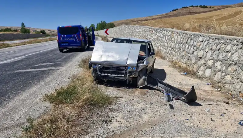 Kontrolden Çıkan Otomobilin Duvara Çarpması Sonucu İki Kişi Yaralandı