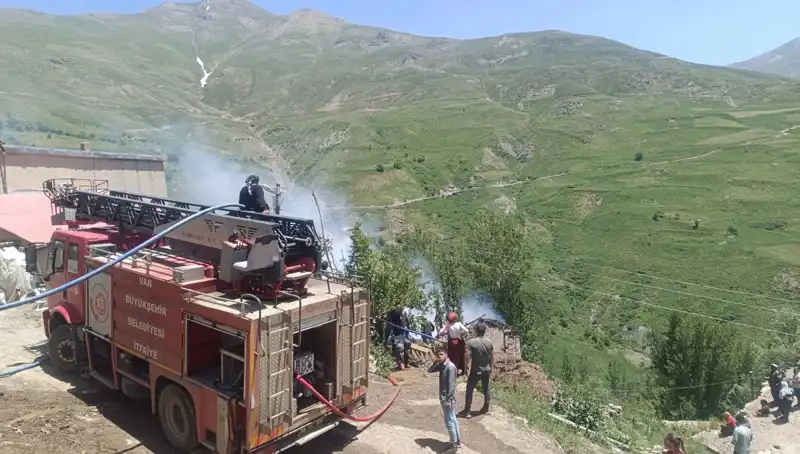 Van'da Yangın Faciası: Bir Çocuk Hayatını Kaybetti, Aile Yıkıldı